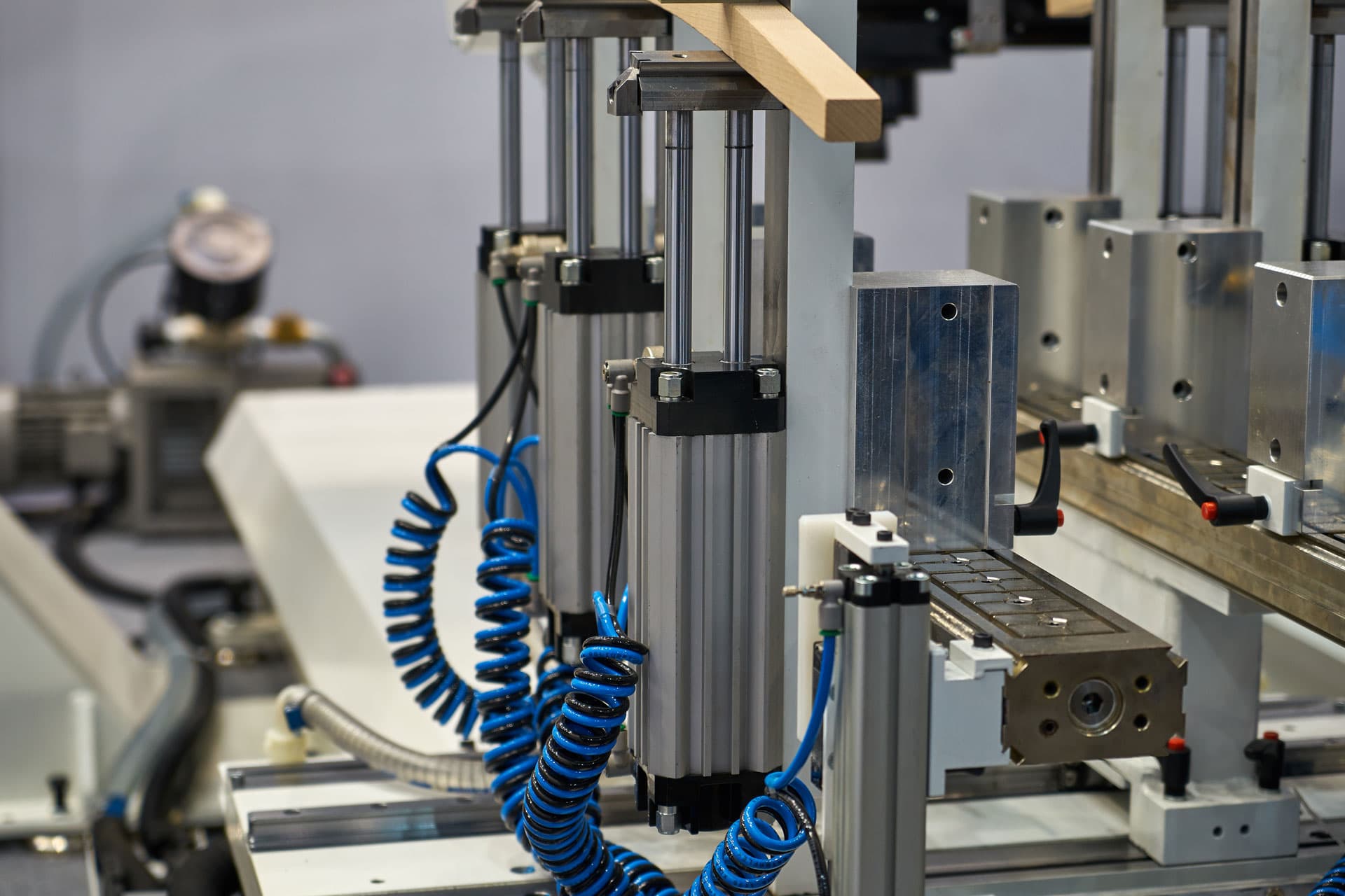 Diseñamos, fabricamos e instalamos equipos neumáticos e hidráulicos